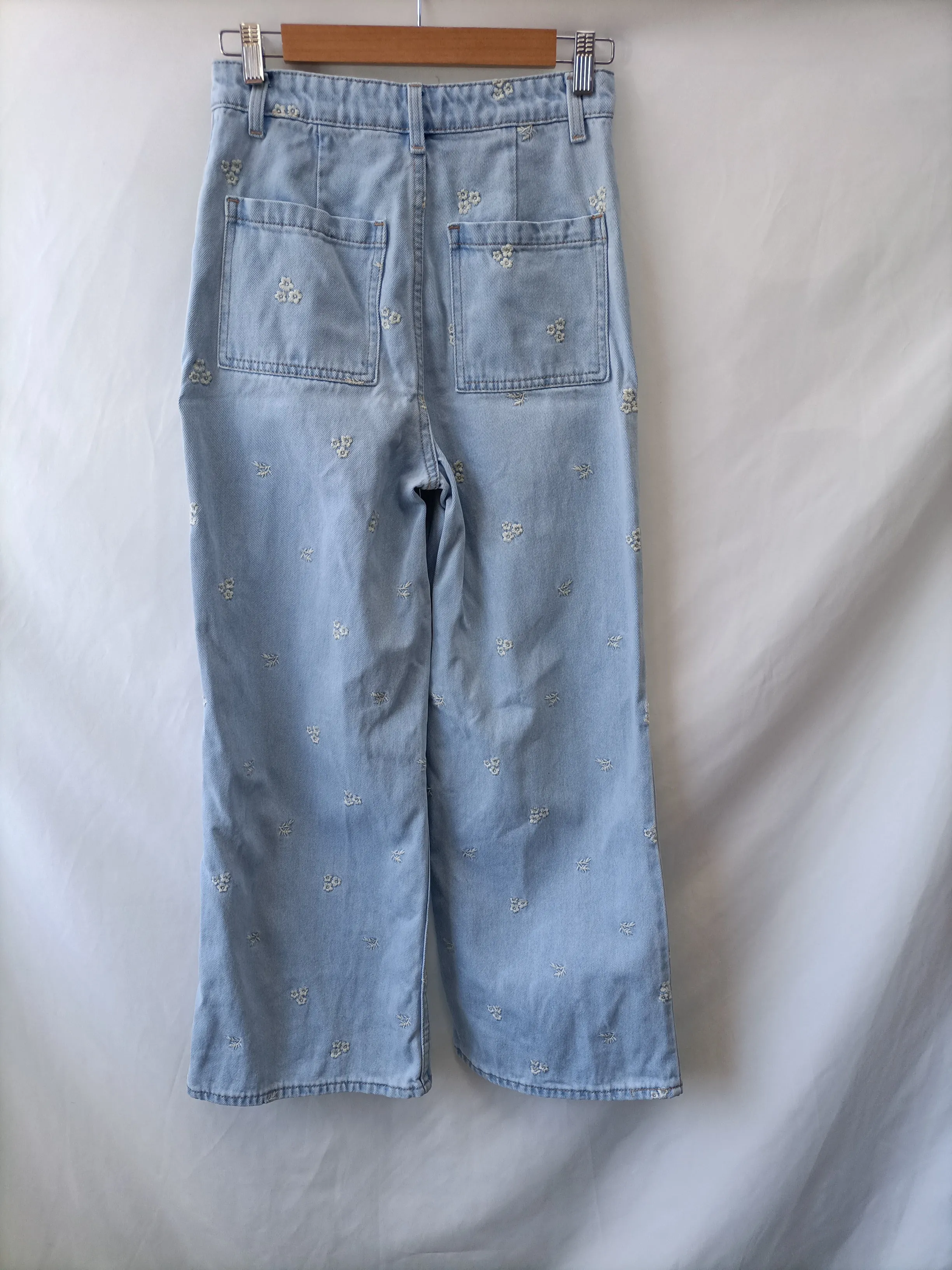 EDITED. Pantalón denim bordado T.34