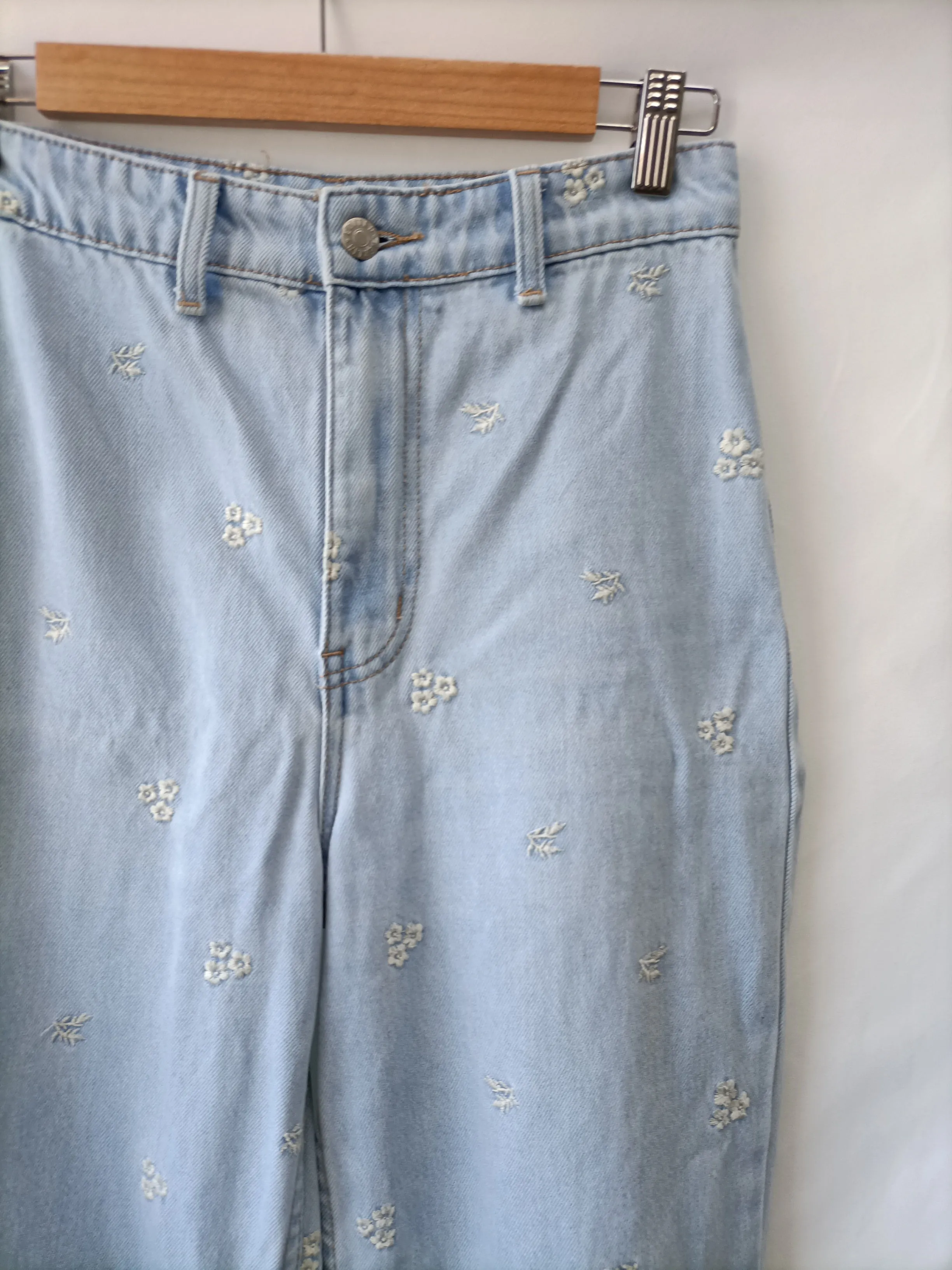 EDITED. Pantalón denim bordado T.34